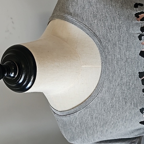 Apt. 9 Gray Short Slee Tee with Rose Gold, Pink, and Silver Ombre Leopard Print - Picture 4 of 12